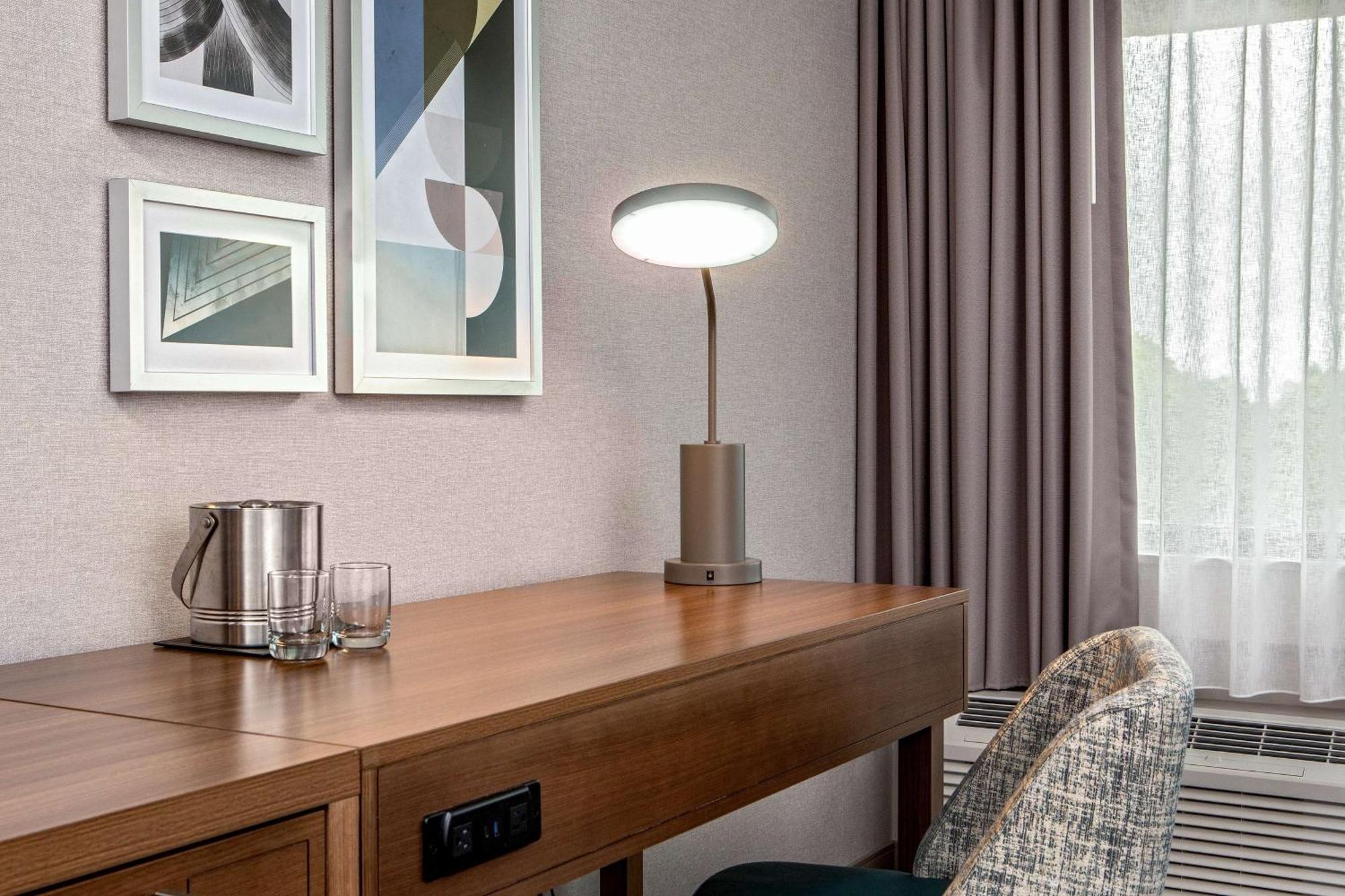 Отель Doubletree By Hilton Boston/Уэстборо Экстерьер фото